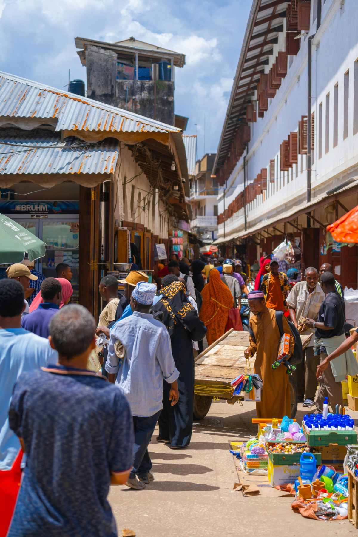 Zanzibar'da kalabalık bir çarşı sokağı ve yerel satıcılar